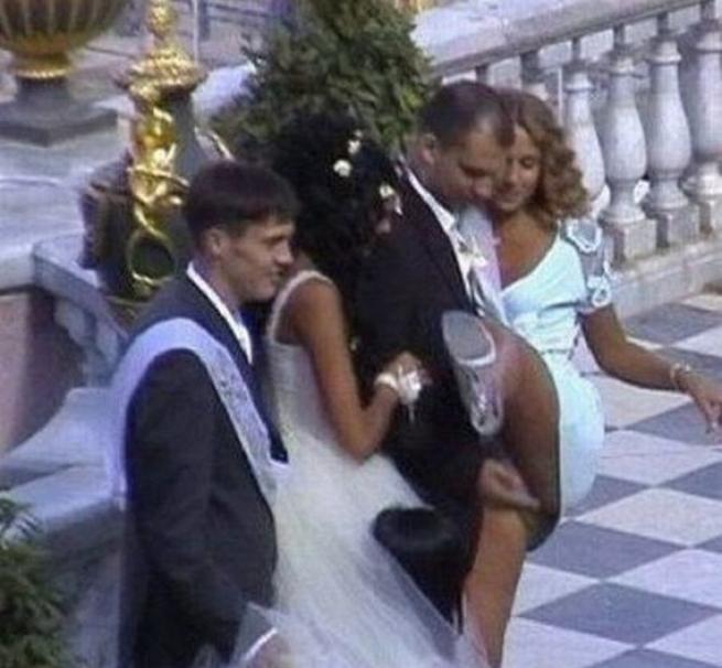 Развратная невеста занялась сексом с фотографом во время фото сессии