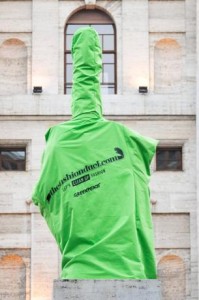 MODA: GREENPEACE RIVESTE CON GUANTO VERDE DITO DI CATTELAN