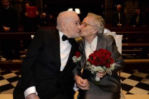 Antonia Gottifredi, 86 anni, di Bellano, e Giovanni Molinari, 89 anni, di San Donato Milanese, si sono uniti in matrimonio, nella chiesa in riva al Lario (Lecco), 13 dicembre 2014. ANSA/SILVIO SANDONINI