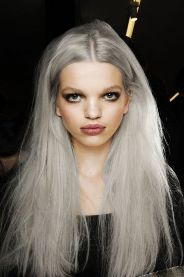 Granny hair: lo stravagante trend dei capelli grigi